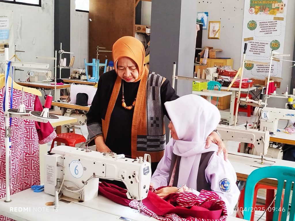 Dr. Yanti Lidianti, SE., M.M., CE, Pemilik sekaligus Pemimpin It's Blazer Ibun, UMKM yang bergerak di bidang kerajinan pakaian dan aksesori, serta menjadi bagian dari Rumah Otjih, rumah singgah yang memberdayakan penyandang disabilitas. (Foto: Urbanvibes.id)