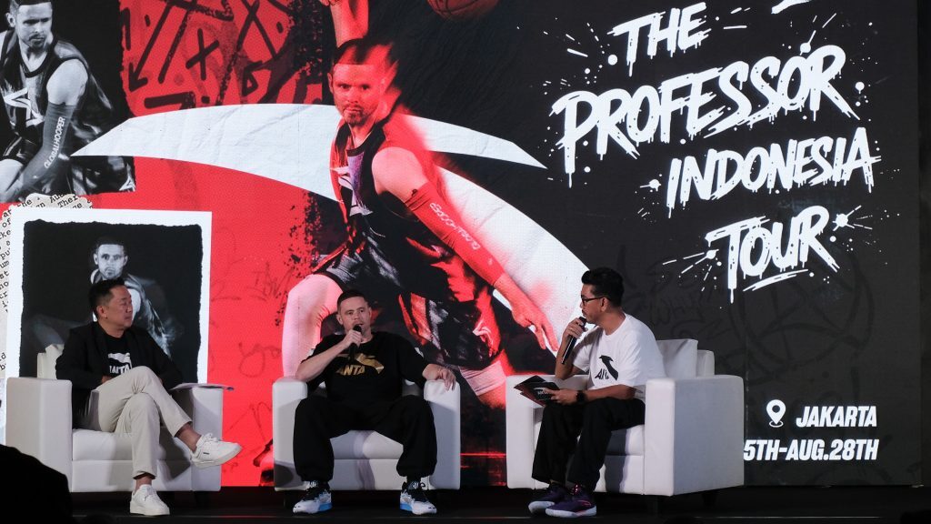 Ben Tsai, Head of International Operations ANTA berdiskusi dengan Grayson "The Professor" Boucher, Brand Ambassador ANTA di Press Conference ANTA Indonesia, Selasa (26/8/2025). (Foto: Dok. ANTA)