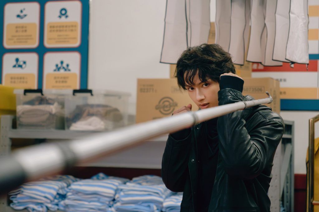 Aksi Jun Seventeen di film "The Shadow's Edge" bikin penonton makin histeris. (CMC Pictures)