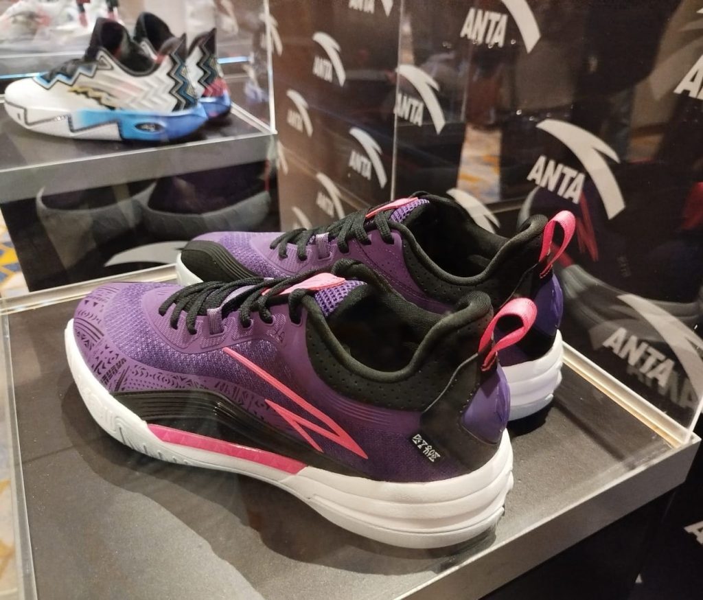 Salah satu koleksi sepatu sport keluaran ANTA yang membuka gerai resmi di Indonesia. (Foto: Urbanvibes/R Indriani)