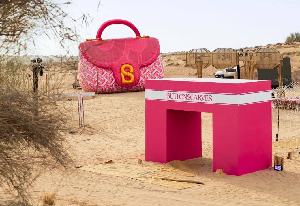 Buttonscarves Ubah Padang Pasir Dubai Jadi Runway Ikonik Dunia