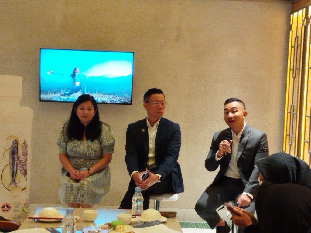 Amway Indonesia meluncurkan Nutrilite Triple Omega-3 yang dihadiri oleh Michael Duong (Managing Director Amway Malaysia, Indonesia, Singapore & Brunei), Jennifer Dang (Peneliti dan Formulator Nutrilite) dan M. Rizal Arnex (General Manager Amway Indonesia) di Jakarta, Sabtu (13/9/2025). (Foto: Urbanvibes/R Indriani)