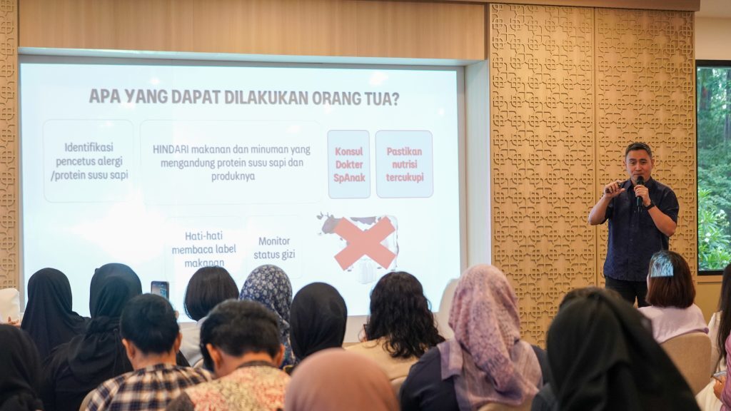 Medical & Scientific Affairs Director Danone Indonesia, Dr. dr. Ray Wagiu Basrowi, MKK, FRSPH di acara Bicara Gizi "Listen to The Little Sign: Saatnya Orang Tua SADAR Alergi Susu Sapi pada Anak" di Jakarta, Senin (20/10/2025). (Foto: Dok. Danone Indonesia)