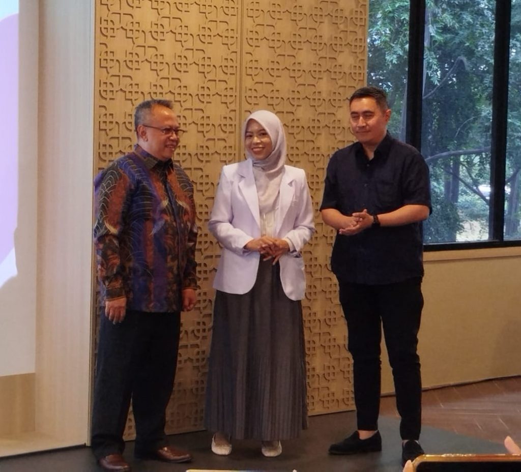Ki-ka: Arif Mujahidin (Corporate Communications Director Danone Indonesia), dr. Tiara Nien Paramita, SpA (Dokter Spesialis Anak) dan Dr. dr. Ray Wagiu Basrowi, MKK, FRSPH (Medical & Scientific Affairs Director Danone Indonesia) di acara Bicara Gizi "Listen to The Little Sign: Saatnya Orang Tua SADAR Alergi Susu Sapi pada Anak" di Jakarta, Senin (20/10/2025). (Foto: Urbanvibes/R Indriani)