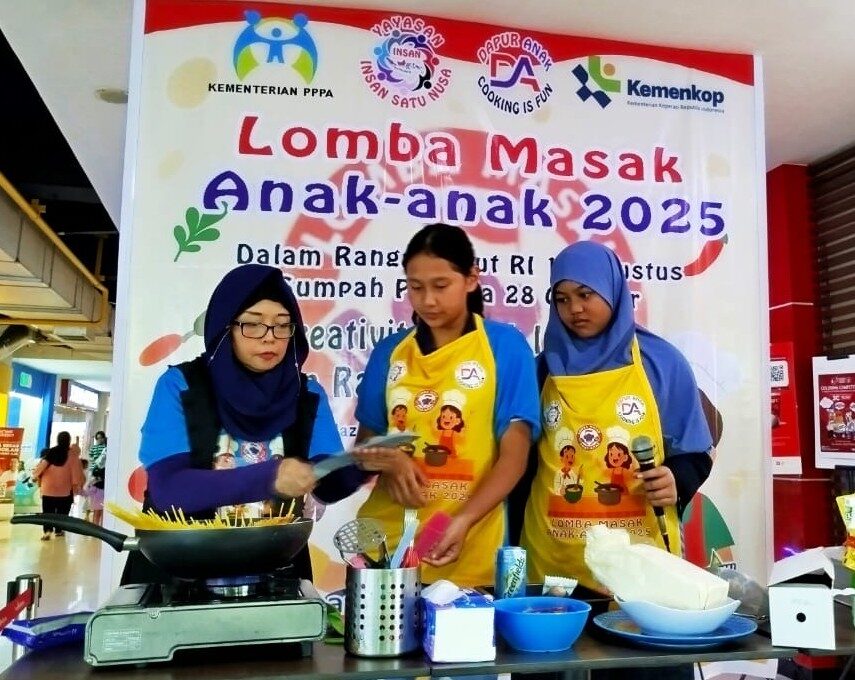 Ketua Pelaksana sekaligus Pemilik Dapur Anak, Fuji Astuti bersama pemenang Lomba Masak Anak 2024: Najma Kinara Abiyyu dan Andaru Quinn Jazima, saat demo masak Spaghetti Cream Cheese. (Foto: Urbanvibes/R Indriani)