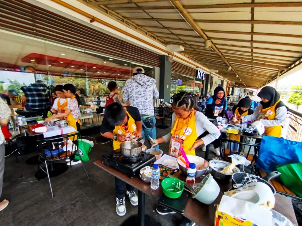 Anak-anak antusias mengikuti Lomba Masak yang digelar oleh Yayasan Insan Satu Nusa bekerja sama dengan Dapur Anak yang diselenggarakan pada 25-26 Oktober 2025 di Plaza Kalibata, Jakarta. (Foto: Urbanvibes/R Indriani)