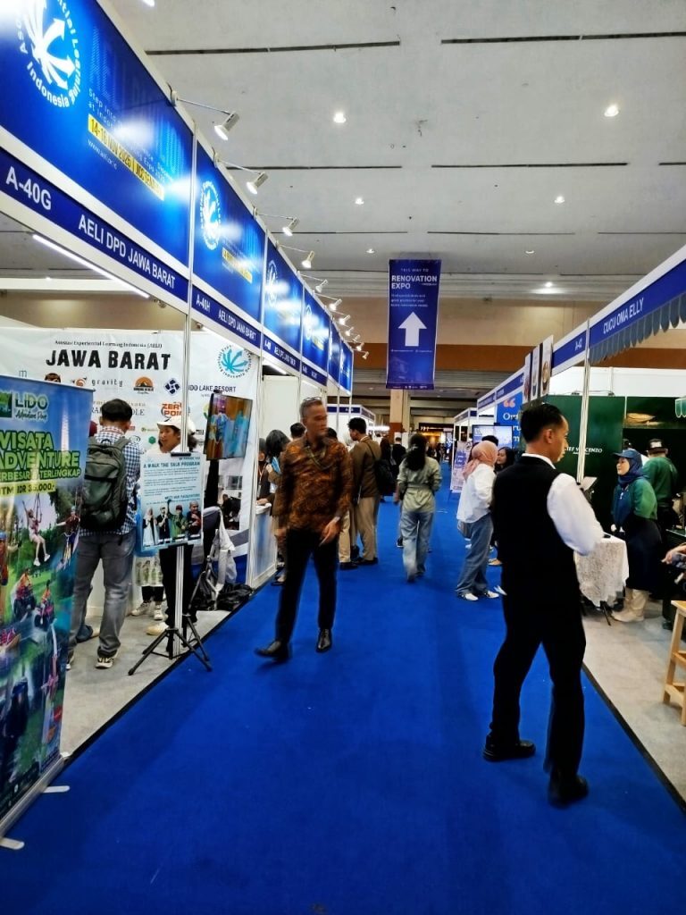 Indonesia Outing Expo (IOE) 2025 yang berlangsung JICC Senayan, Jakarta, berlangsung pada 14-16 November 2025 ini menghadirkan lebih dari 100 vendor dari hotel, resort, tempat rekreasi, transportasi, hingga penyedia aktivitas team building. (Foto: Urbanvibes/R Indriani)