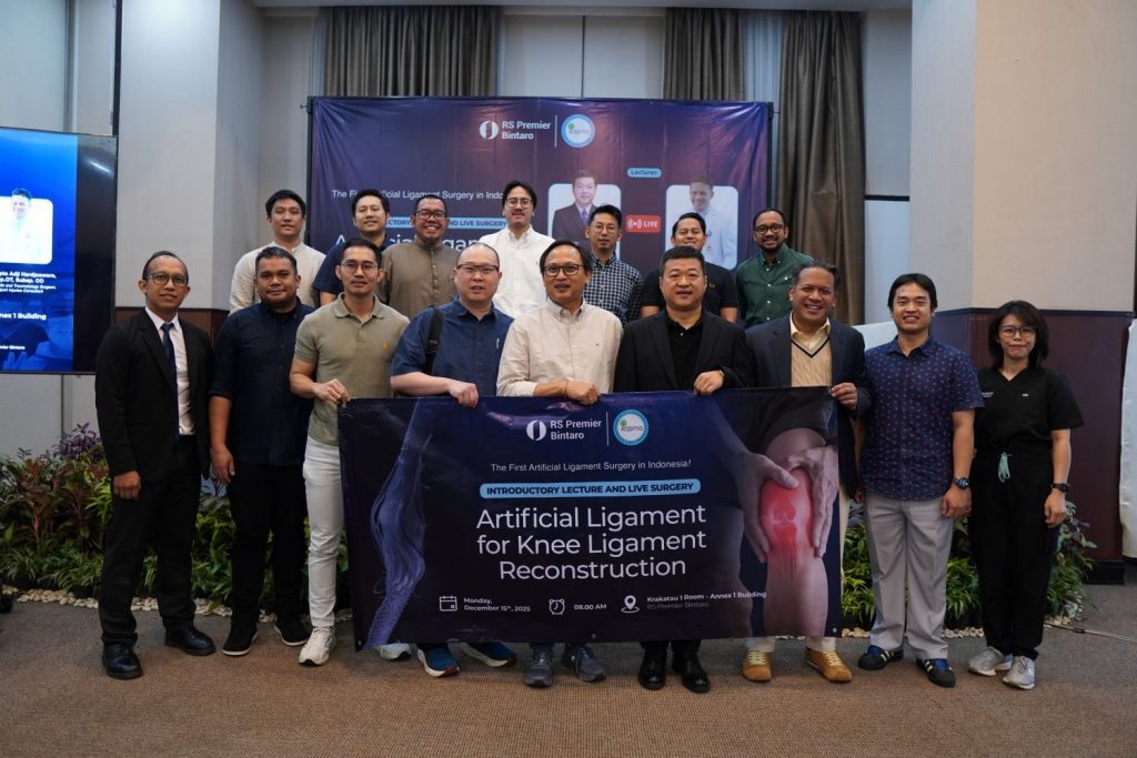 Teknologi artificial ligament baru pertama kali diperkenalkan di Indonesia. RS Premier Bintaro menjadi rumah sakit pertama yang mengadopsinya dengan menghadirkan Prof. Tao Kun dari China untuk mendemonstrasikan prosedur operasi kepada para dokter bedah ortopedi Tanah Air. (Foto: Dok. RS Premier Bintaro)