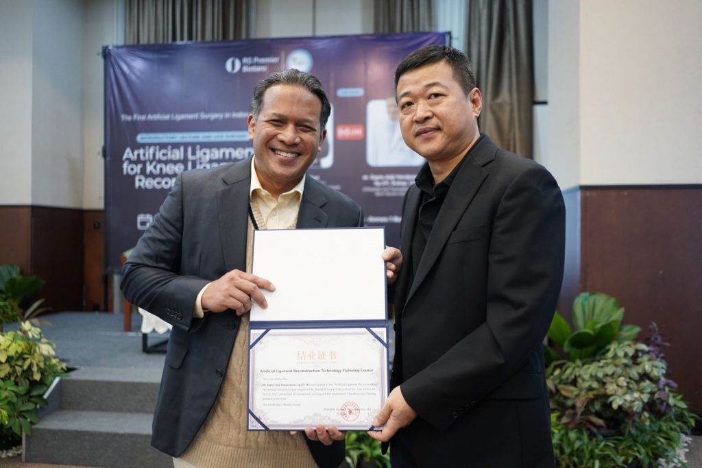 Ahli Bedah Ortopedi dan Trauma Konsultan Cedera Olahraga, dr. Sapto Hardjosworo, Sp.OT, Subsp.CO dari RS Premier Bintaro dan Prof. Tao Kun dari China dalam acara Introductory Lecture and Live Surgery: Artificial Ligament for Knee Ligament Reconstruction yang digelar RS Premier Bintaro, belum lama ini. (Foto: Dok. RS Premier Bintaro)