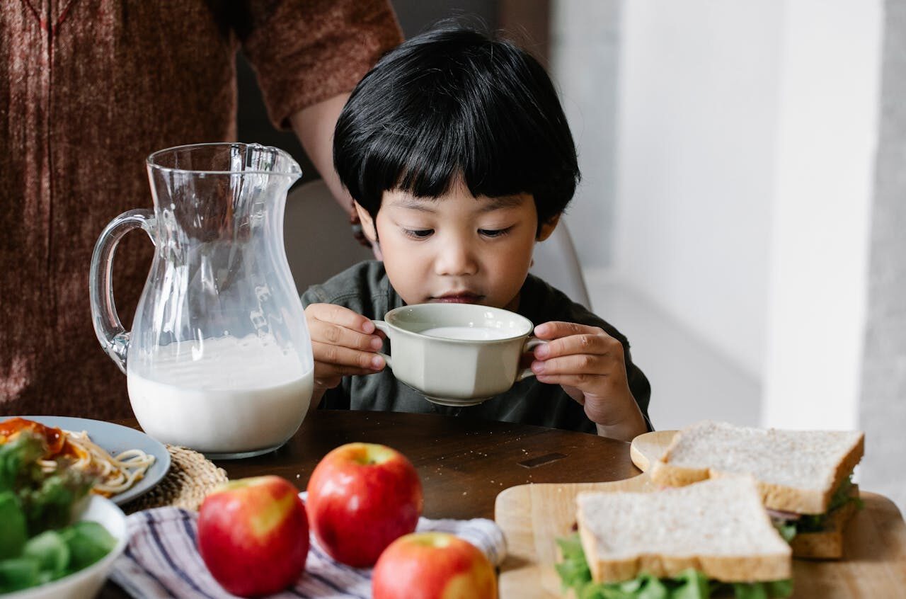 Anak Alergi Susu Sapi: Gejala, Bahaya Stunting & Solusi Nutrisi