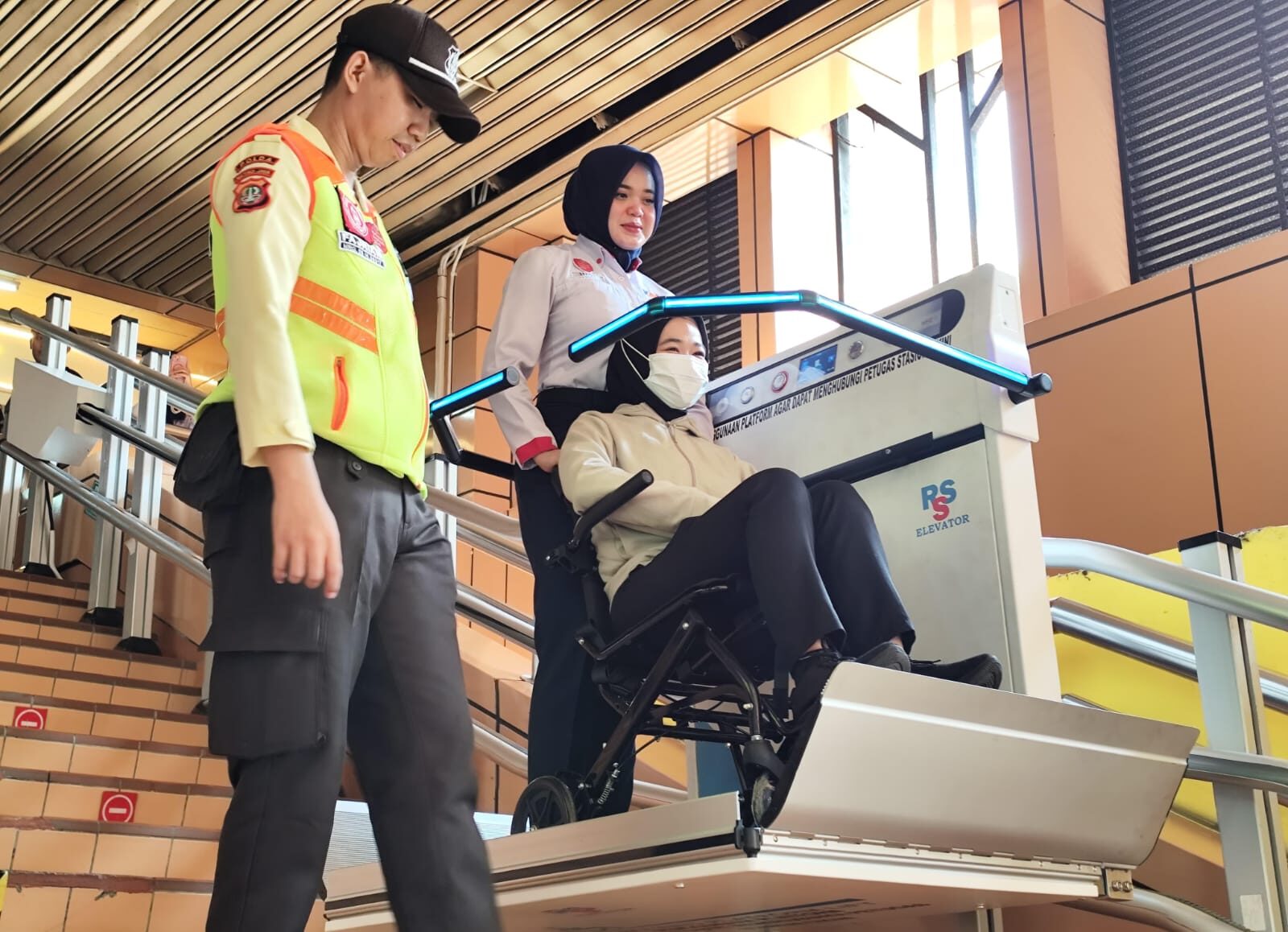Fasilitas Baru di Stasiun Cikini: Platform Lift Permudah Akses Pengguna Disabilitas