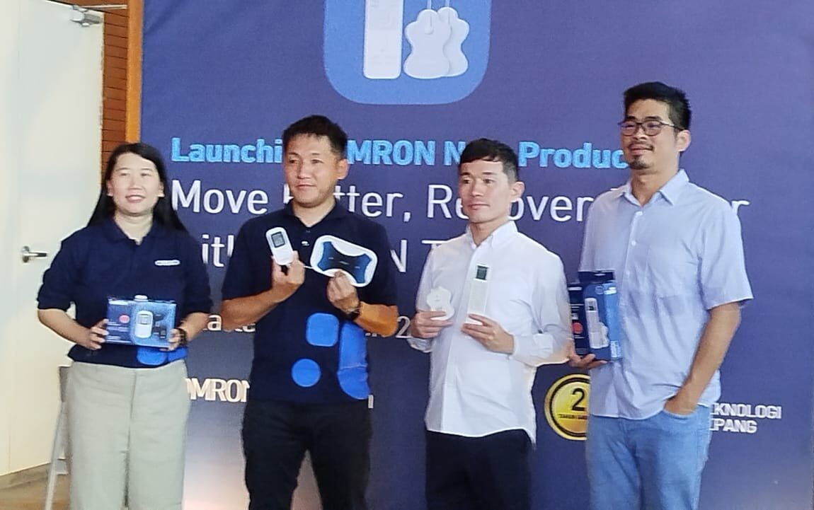 (Ki-ka) Fanny Himawan, Marketing Manager OMRON Healthcare Indonesia; Tomoaki Watanabe, Direktur OMRON Healthcare Indonesia; Kosaku Shiobara, Presiden Direktur PT Heisei Internasional Indonesia; Dr. Ega Jaya, Spesialis Kedokteran Fisik dan Rehabilitasi dari Heisei Rehabilitation Clinic. (Foto: Urbanvibes/R Indriani)