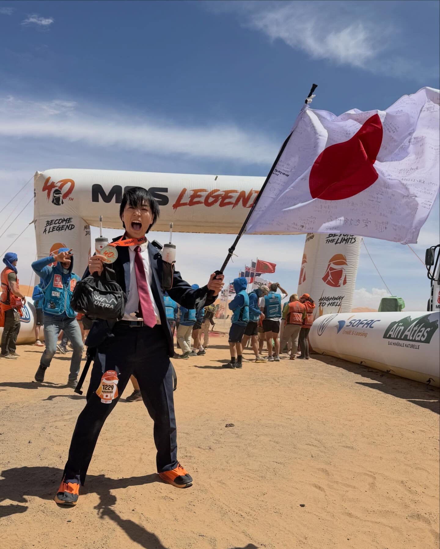 Pelari Jepang Ini Taklukkan Sahara Pakai Jas dan Dasi, Aksi Masahiro Michinaka Viral di Marathon des Sables 2026