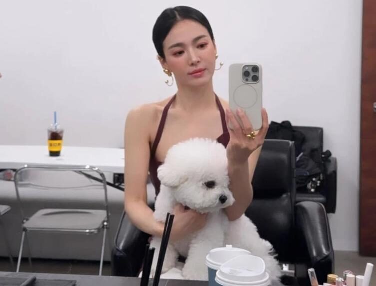 Song Hye Kyo Bagikan Momen di Lokasi Syuting, Chemistry dengan Anjing Kesayangan Jadi Sorotan
