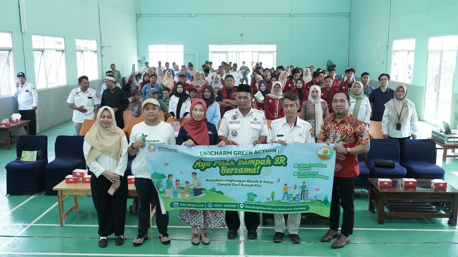 Ibu rumah tangga mengikuti edukasi pilah sampah 3R dalam program Unicharm Green Action di Karawang. (Foto: Dok. Unicharm Indonesia)