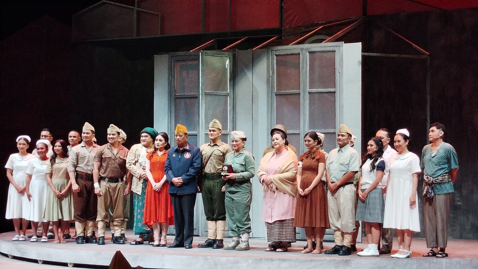 Executive Producer MAR, Maera Panigoro bersama Perwakilan DPP Legiun Veteran Republik Indonesia, Marsda TNI (Purn) Wresniwiro dan para pemain drama musikal MAR 2026 di Teater Ciputra Artpreneur, Kamis malam (14/5/2026). (Foto: Urbanvibes/R Indriani)