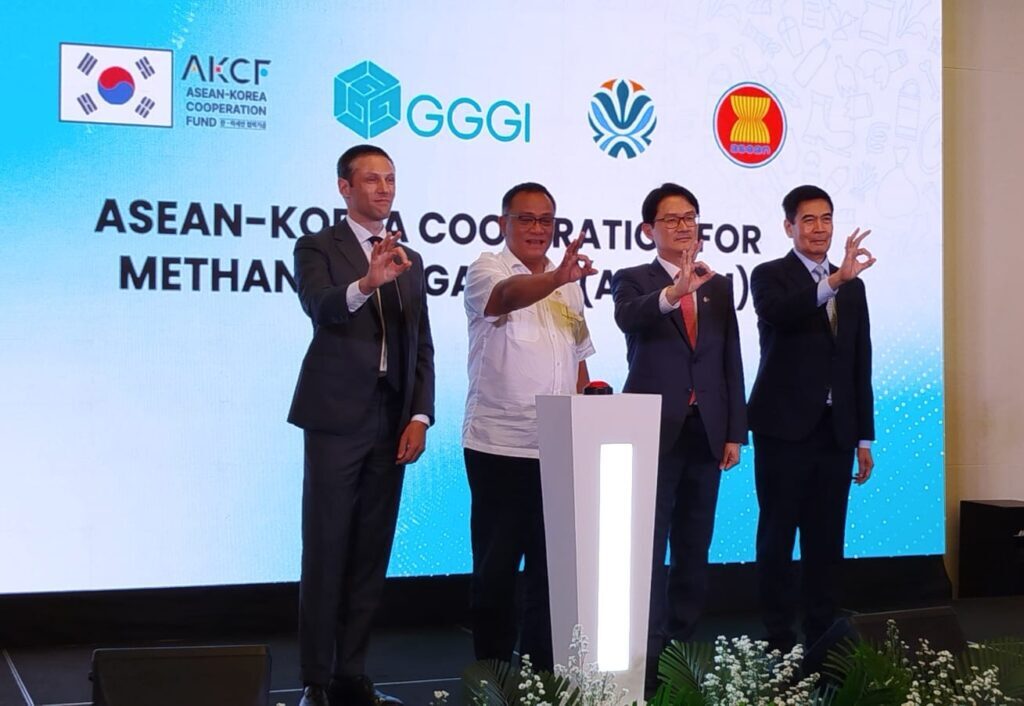 Kementerian Lingkungan Hidup/Badan Pengendalian Lingkungan Hidup (KLH/BPLH), bersama Pemerintah Republik Korea dan Global Green Growth Institute (GGGI), secara resmi meluncurkan proyek ASEAN-Korea Cooperation for Methane Mitigation (AKCMM) di Jakarta, Kamis (21/5/2026). (Foto: Urbanvibes/R Indriani)