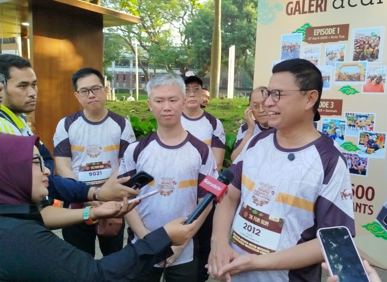Ketua Umum GP Jamu, Jony Yuwono (tengah) dan Kepala BPOM RI, Prof. dr. Taruna Ikrar, M.Biomed., Ph.D. (paling kanan) di acara Acaraki Jamu Festival 2026 di Hutan Kota, GBK Jakarta, Minggu (7/6/2026). (Foto: Urbanvibes/R Indriani)