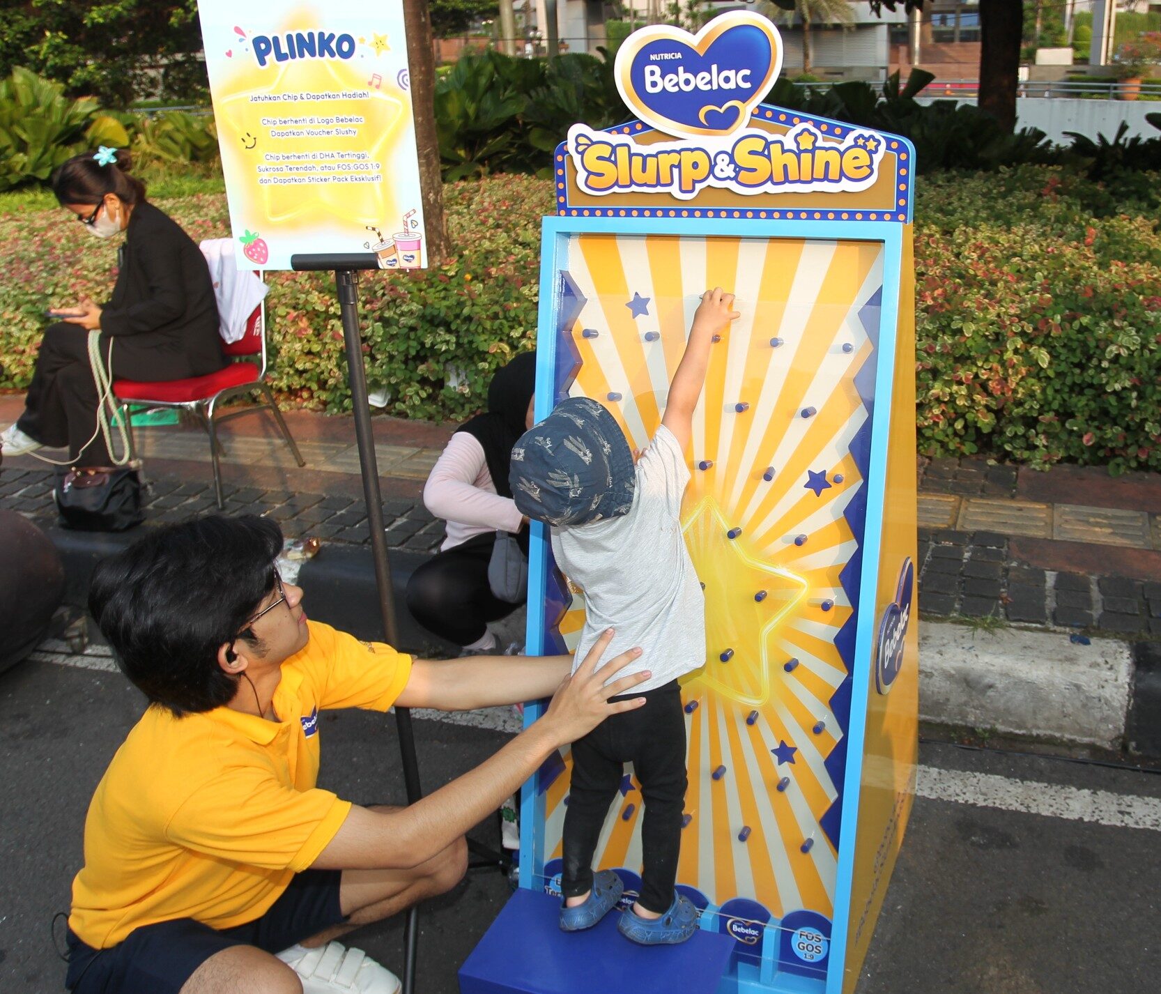 Memahami pentingnya menghadirkan pengalaman yang mendukung tumbuh kembang anak selama masa liburan, Bebelac Slurp &amp; Shine hadir di Car Free Day Jakarta, dengan rangkaian acara interaktif untuk mendukung si Kecil mengekspresikan diri, berkreasi, dan menunjukkan bakat mereka. (Foto: Dok. Bebelac)