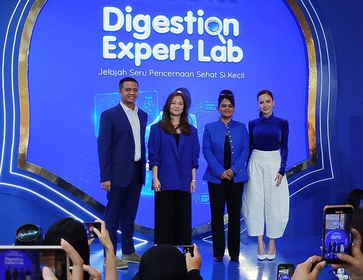 (ki-ka) Dokter Spesialis Anak dr. Miza Afrizal Azwir, Sp.A., BMedSci., MKes, Category Marketing Manager PT Nestlé Indonesia Vera Gozali, Direktur PT Nestlé Indonesia Mrinalini Mankotia, dan penyanyi sekaligus mom Anggi Marito hadir pada sesi Press Conference yang menjadi bagian acara LACTOGROW Digestion Expert Lab di Jakarta, Jumat (5/6/2026). (Foto: Urbanvibes/R Indriani)
