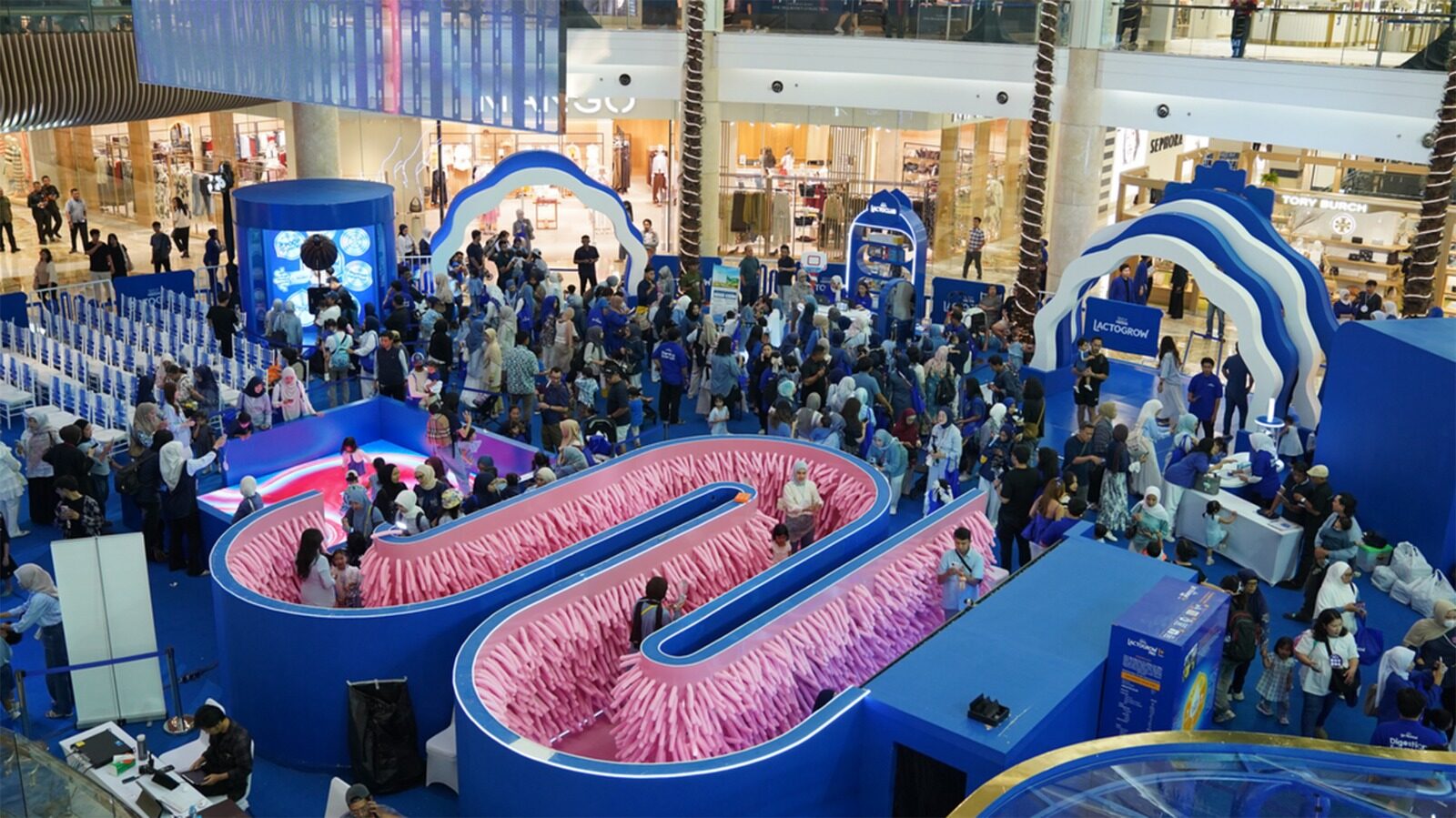 Para pengunjung menjelajahi area LACTOGROW Digestion Expert Lab, pengalaman edukatif imersif pertama di Indonesia yang dirancang untuk membantu orang tua memahami peran kesehatan pencernaan dalam mendukung tumbuh kembang anak. (Foto: dok. Nestlé Indonesia)