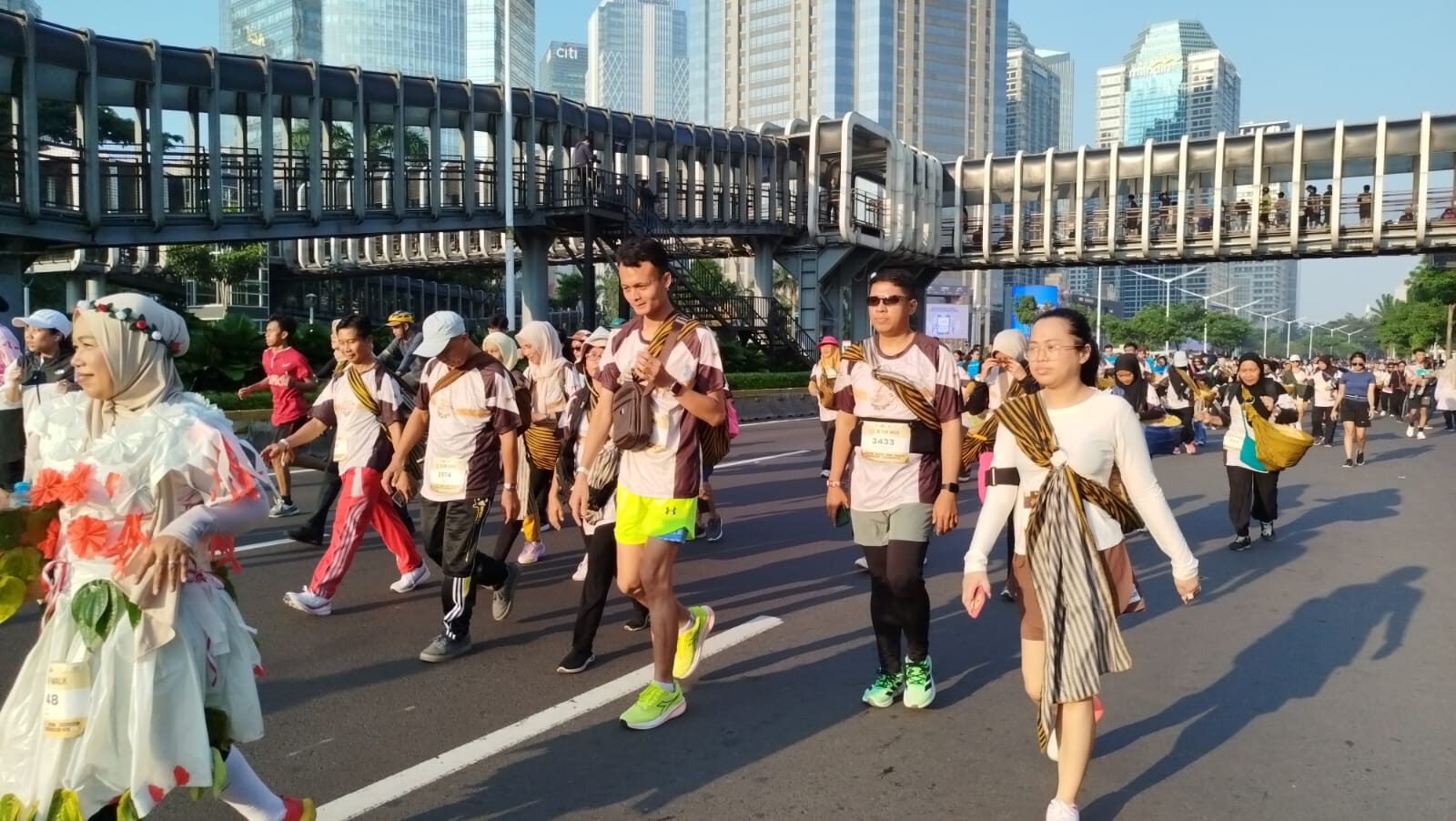 Ribuan peserta antusias mengikuti 5K Fun Run dan Fun Walk di gelaran Acaraki Jamu Festival 2026 di area Car Free Day Jalan Jend. Sudirman, Jakarta, Minggu, (7/6/2026) dengan titik start dan finish di Hutan Kota, GBK. (Foto: Urbanvibes/R Indriani)