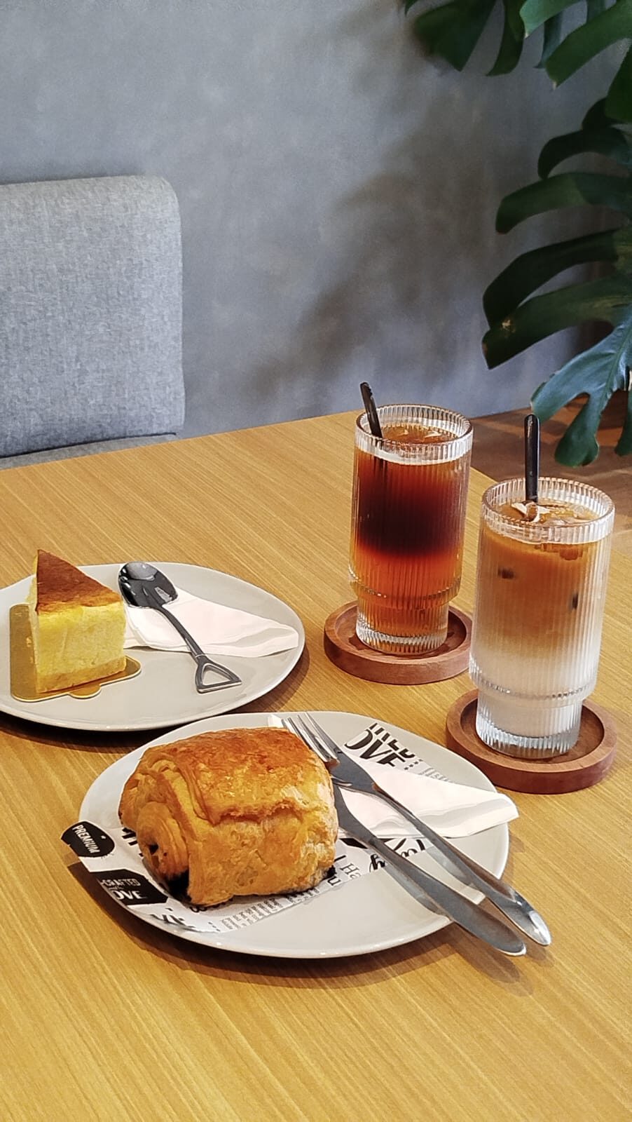 Nongkrong by Laverve Coffee di Gading Serpong menyuguhkan beragam minum kopi dan non-kopi, dessert, serta makanan utama yang menggugah selera. (Foto: Urbanvibes/R Indriani)