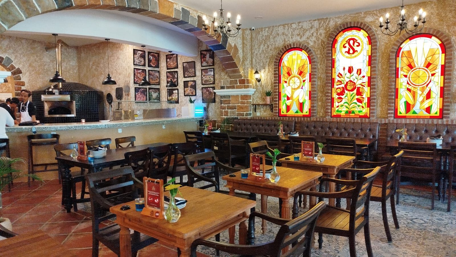 Desain interior restoran Italia halal, Trattoria di Sorrento, Gading Serpong,  mengusung gaya klasik ala Eropa, lengkap dengan area outdoor yang menghadap langsung ke danau. (Foto: Urbanvibes/R Indriani)
