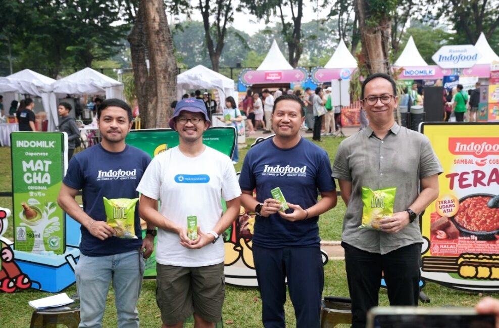Ki-ka: Santo Hura, Corporate Social Responsibility Environment PT Indofood Sukses Makmur Tbk, Joshua Valentino, Chief Operating Officer Rekosistem, Andrew Hallatu, Head of Corporate Public Relations PT Indofood Sukses Makmur Tbk, Gunawan Lo, Co-Founder Semasa, Fierman Authar, Head of Consumer Engagement Marketing PT Indofood Sukses Makmur Tbk berbincang hangat di sela-sela sesi ngobrol santai bersama Rumah Indofood dan Semasa Piknik 2026 di Lapangan Banteng, Jakarta, Sabtu (27/06/2026). (Foto: Dok. Indofood)
