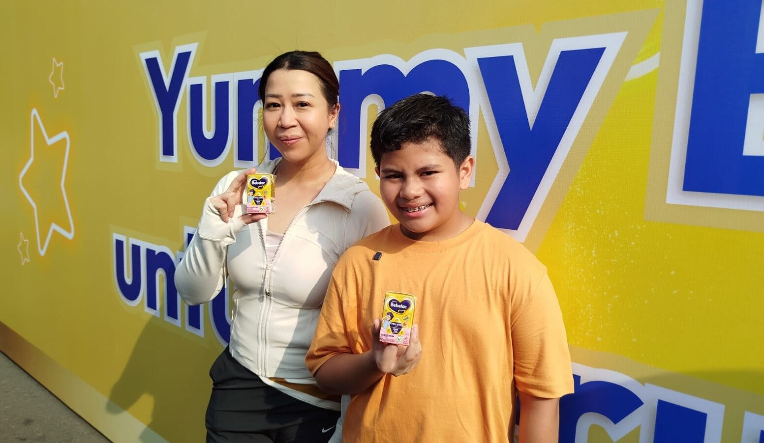Ki-ka: Marketing Manager Bebelac, Ceasyalya Tahara dan , Penyanyi Cilik Prince Poetiray hadir untuk mengajak anak-anak berani tampil melalui penampilan spesial dan pengalaman interaktif di Slurp &amp; Shine, area Car Free Day, Dukuh Atas, Jl. Jend. Sudirman, Jakarta, Minggu (28/6/2026). (Foto: Urbanvibes/R Indriani)