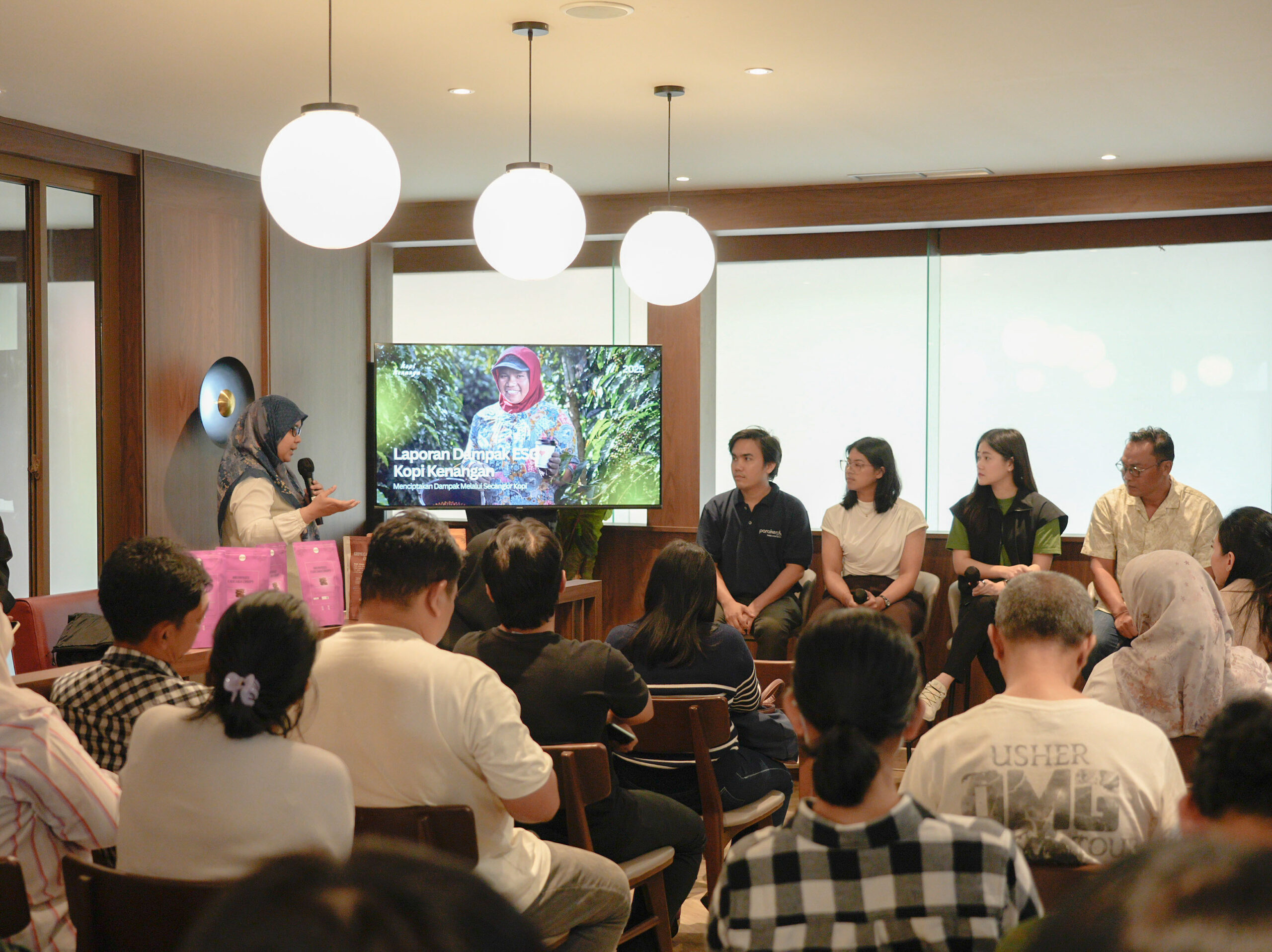 Sesi talk show bersama partner ESG Kopi Kenangan, ki-ka: Rezki Achyana (CEO dan Founder Parakerja), Ni Made Bintang Handayani (Founder Kintamani Cascara - Kintara), Angeline Callista (CEO dan Co-Founder Sirsak) dam I Kadek Edi (Founder Karana Global) di Jakarta, Selasa (30/6/2026). (Foto: Dok. Kopi Kenangan)