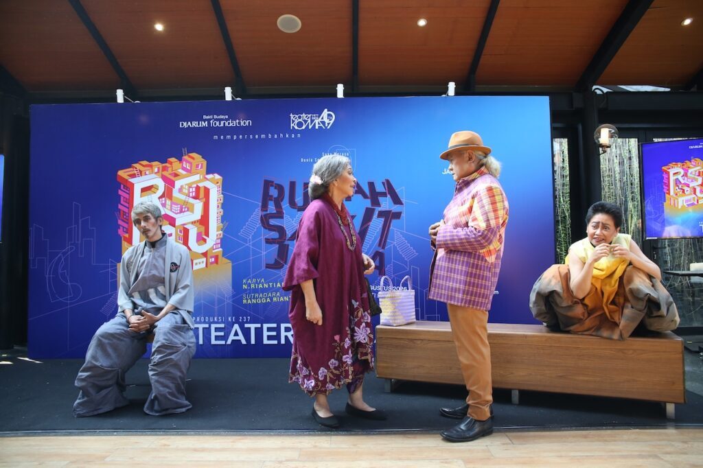 Pendiri Teater Koma, Ratna Riantiarno kembali memerankan tokoh Ibu dr. Rogusta di seni pertunjukan Rumah Sakit Jiwa 2026. (Foto: Dok. Bakti Budaya Djarum Foundation)