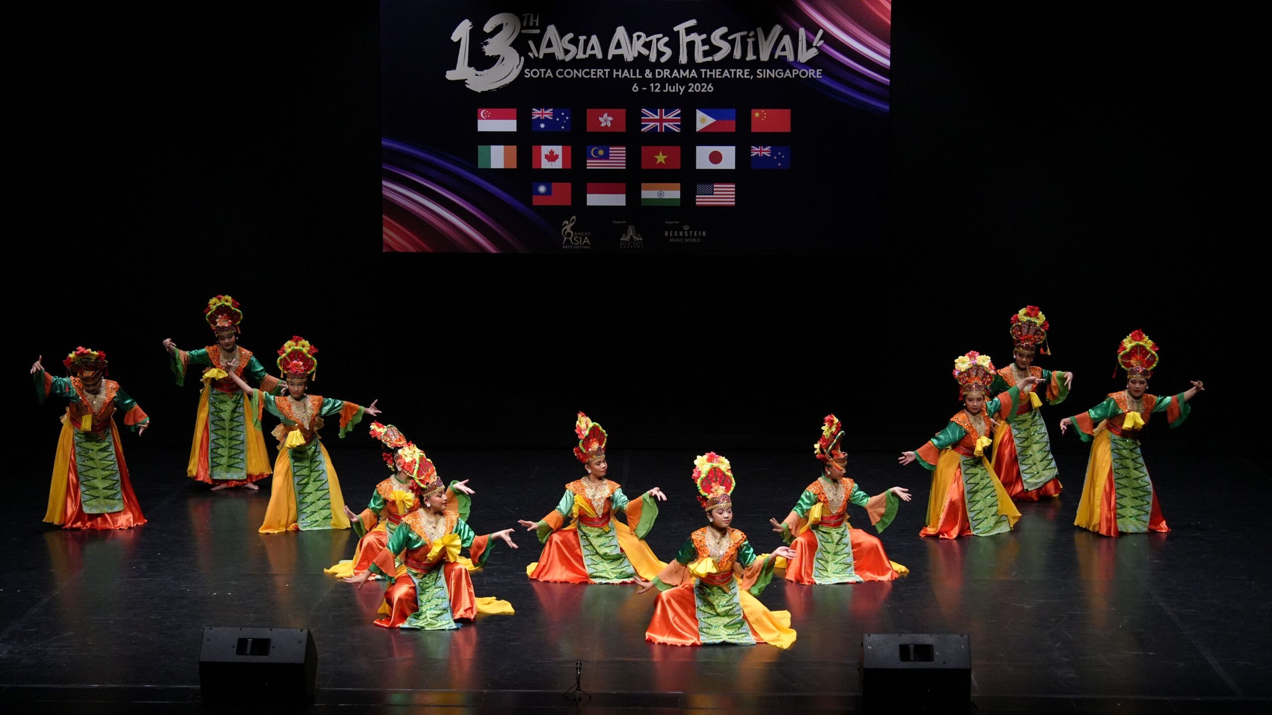 Para penari Svadara Warna Indonesia membawakan Tari Kipas Ajer pada ajang 13th Asia Arts Festival 2026 di School of the Arts (SOTA), Singapura. Penampilan tersebut mengantarkan sanggar tari binaan Dinas Kebudayaan Provinsi DKI Jakarta meraih Gold Medal Kategori Small Group A. (Foto: Istimewa)