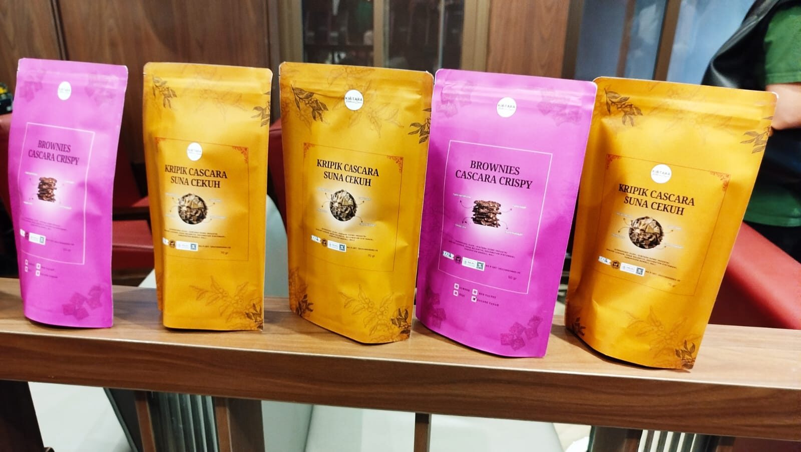 Ragam camilan nikmat yang diolah dari limbah kulit kopi, hasil kerjasama Kopi Kenangan dengan Kintara. (Foto: Urbanvibes/R Indriani)
