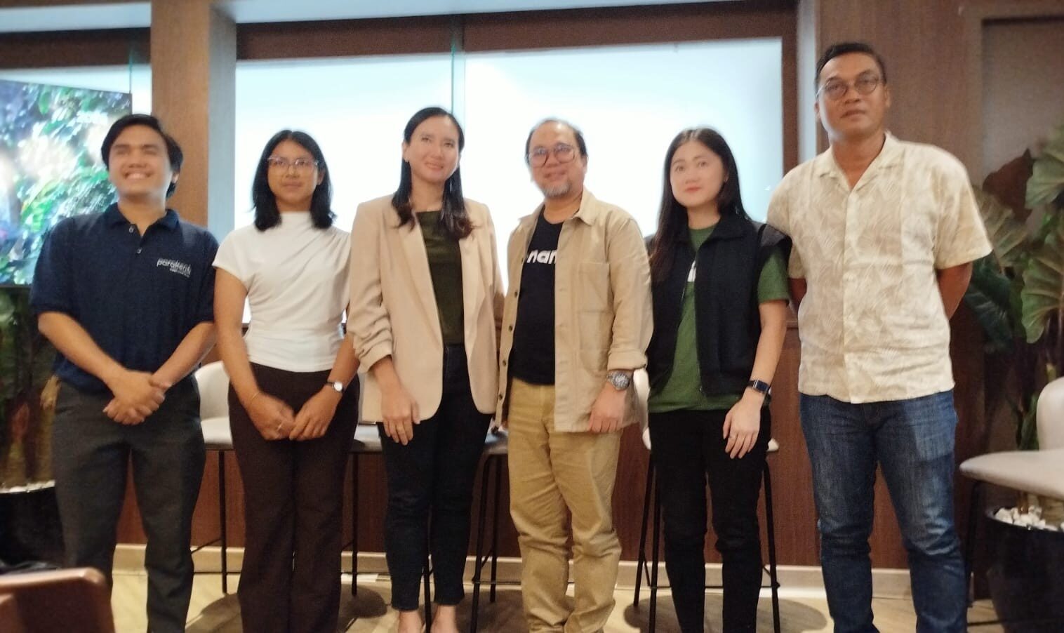 Perwakilan Manajemen Kopi Kenangan Bersama Para Partner ESG(Dari kiri ke kanan): Rezki Achyana (CEO dan Founder Parakerja), Ni Made Bintang Handayani (Founder Kintamani Cascara - Kintara), Inneke Lestari (Head of Legal &amp; Corporate Affairs Kopi Kenangan), Gemini Aryanto (Group Chief People &amp; Culture Kopi Kenangan), Angeline Callista (CEO dan Co-Founder Sirsak), I Kadek Edi (Founder Karana Global) di Jakarta, Selasa (30/6/2026). (Foto: Urbanvibes/R Indriani)
