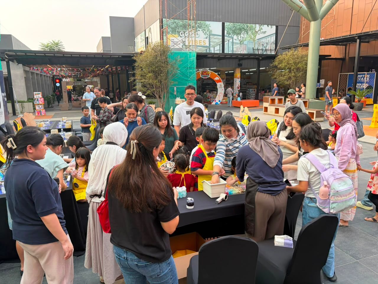 Peserta menunjukkan kreativitas dan kepercayaan diri dalam ajang Coloring & Drawing Competition yang menjadi salah satu agenda utama Schoolcation Adventure. (Foto: Paramount Land)