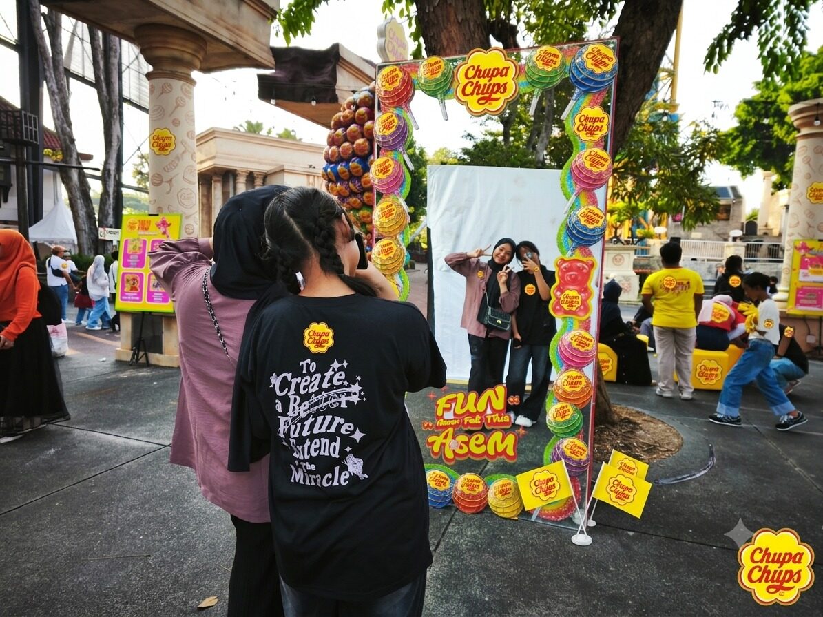 Pengunjung menikmati berbagai aktivitas interaktif di area Hysteria Chupa Chups di Dunia Fantasi (Dufan), Ancol, termasuk Crazy Mix, instalasi Chupa Chups berukuran raksasa, dan Crazy Raffe Corner yang menghadirkan pengalaman mencoba produk terbaru. (Foto: Istimewa)