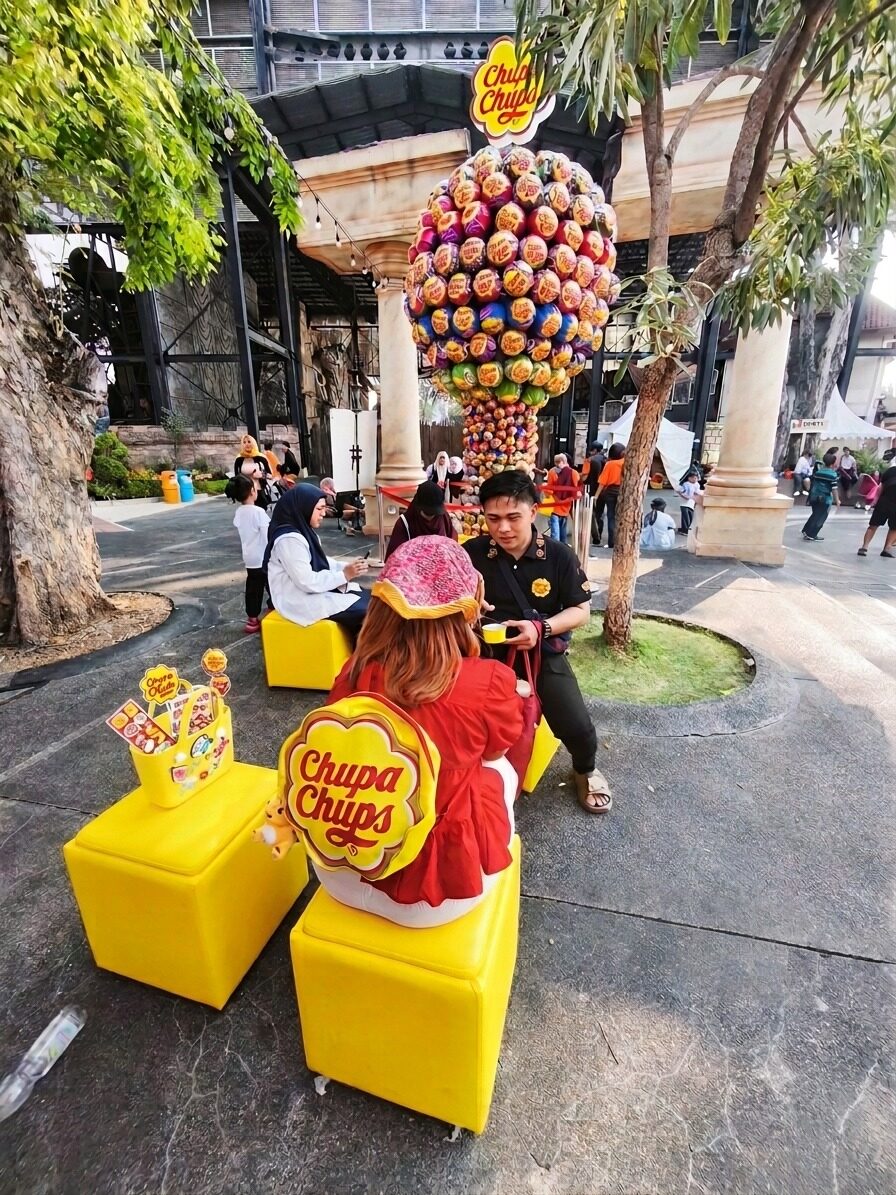 Pengunjung menikmati berbagai aktivitas interaktif di area Hysteria Chupa Chups di Dunia Fantasi (Dufan), Ancol, termasuk Crazy Mix, instalasi Chupa Chups berukuran raksasa, dan Crazy Raffe Corner yang menghadirkan pengalaman mencoba produk terbaru. (Foto: Istimewa)