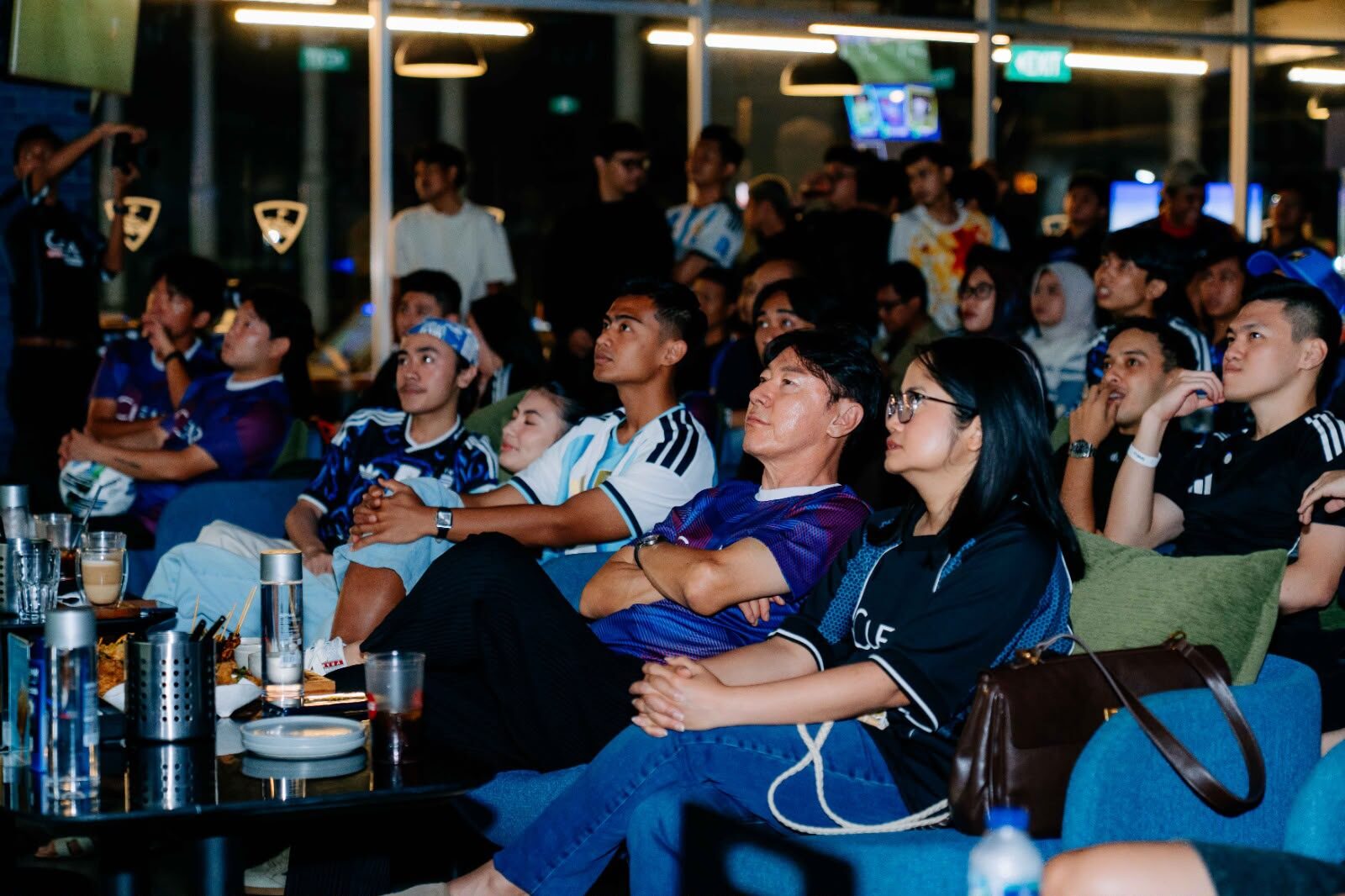 Antusiasme peserta saat menyaksikan pertandingan FIFA World Cup 2026™ dalam acara watch party yang diselenggarakan CLEAR Indonesia di Topgolf Jakarta. Kegiatan ini menghadirkan pengalaman menonton bersama sekaligus mengajak masyarakat menjalani gaya hidup aktif. (Foto: Dok. Clear)