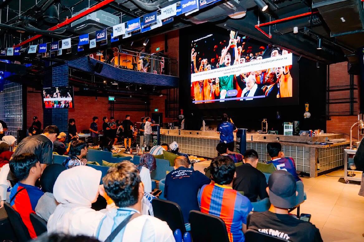 Suasana nonton bareng FIFA World Cup 2026™ yang digelar Clear Indonesia di Topgolf Jakarta pada 20 Juli 2026. Kegiatan ini menjadi bagian dari kampanye bertema "Bikin Momen Legendaris Dengan Kulit Kepala Yang Clear" untuk merayakan antusiasme pecinta sepak bola di Indonesia. (Foto: Dok. Clear)