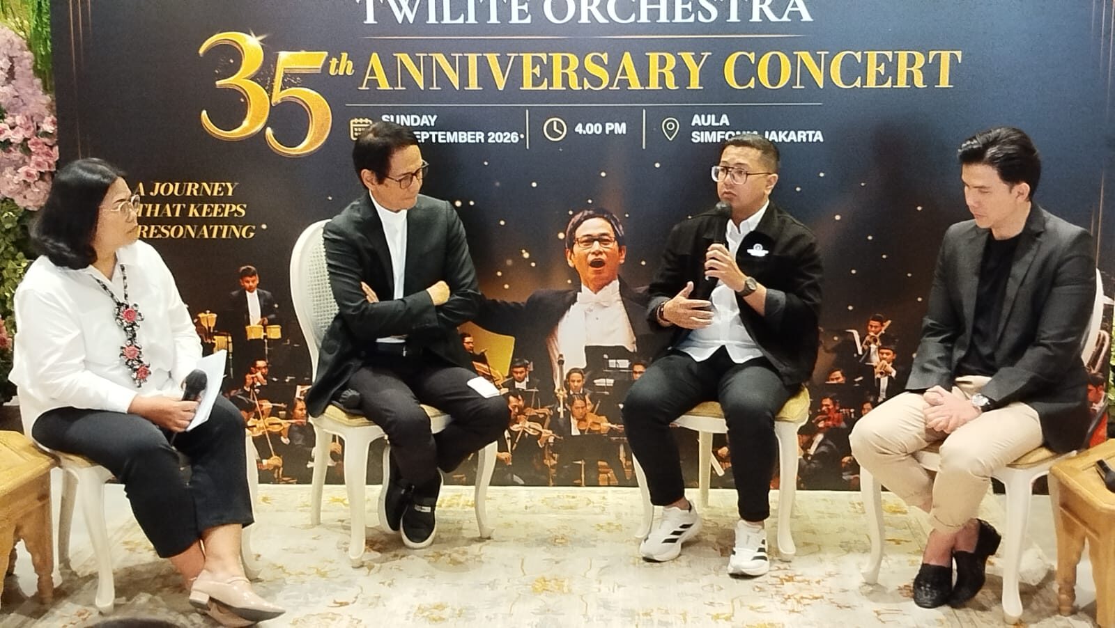 Pendiri sekaligus konduktor Twilite Orchestra, Addie MS, dalam konferensi pers di Jakarta, Rabu (28/7/2026) menyampaikan rasa bersyukurnya atas perjalanan 35 tahun orkestra yang dipimpinnya. Dari awal berdiri pada 1991 hingga kini, Twilite Orchestra terus konsisten menghadirkan musik simfoni berkualitas dan menginspirasi generasi baru pecinta musik Indonesia. (Foto: Urbanvibes/R Indriani)