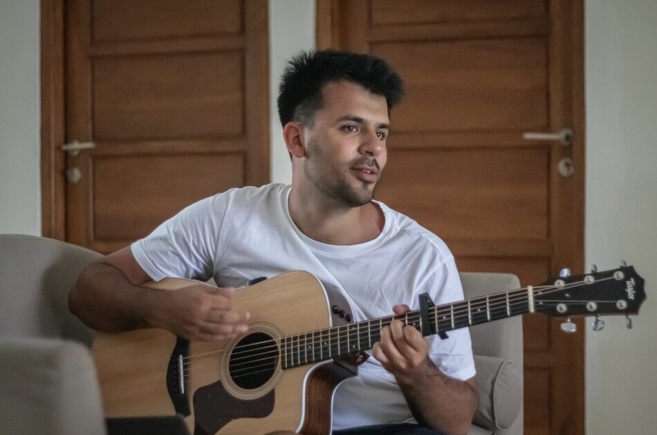 Josh Holmes Rilis Single “Say Yes (Wedding Version)”, Hadirkan Nuansa Pop-punk Kalem