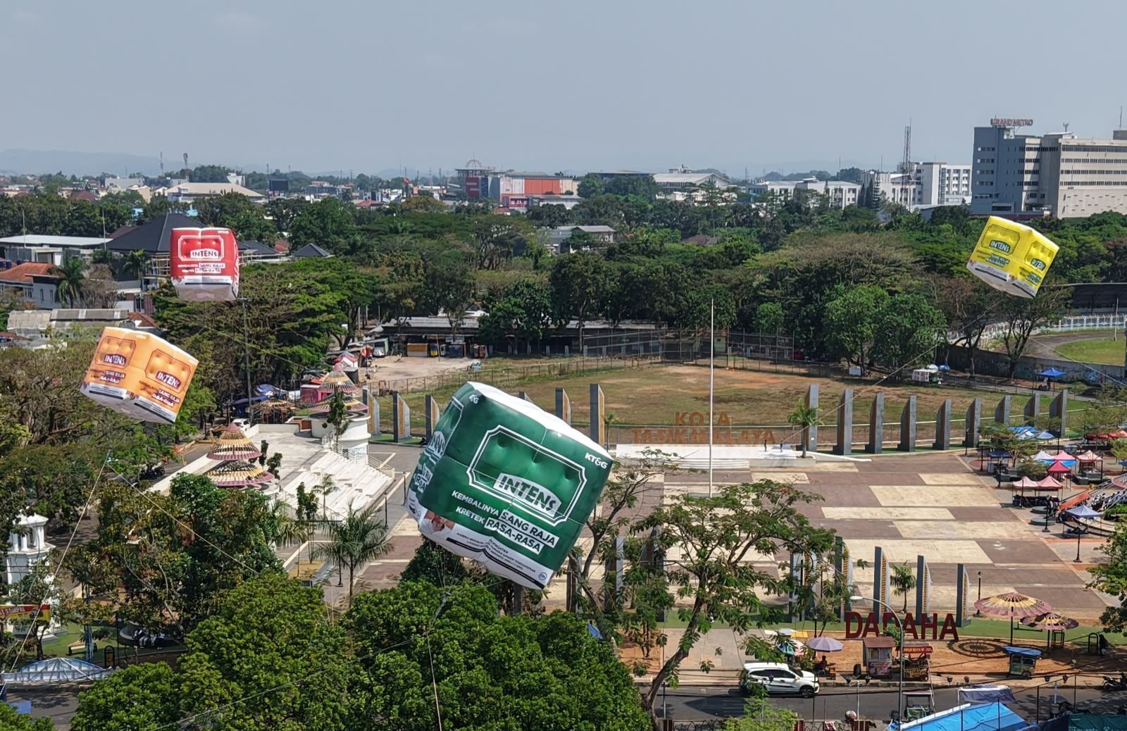 Balon raksasa bertuliskan “Intens” mulai muncul di sejumlah kota dan sukses mencuri perhatian warga. (Foto: Istimewa)