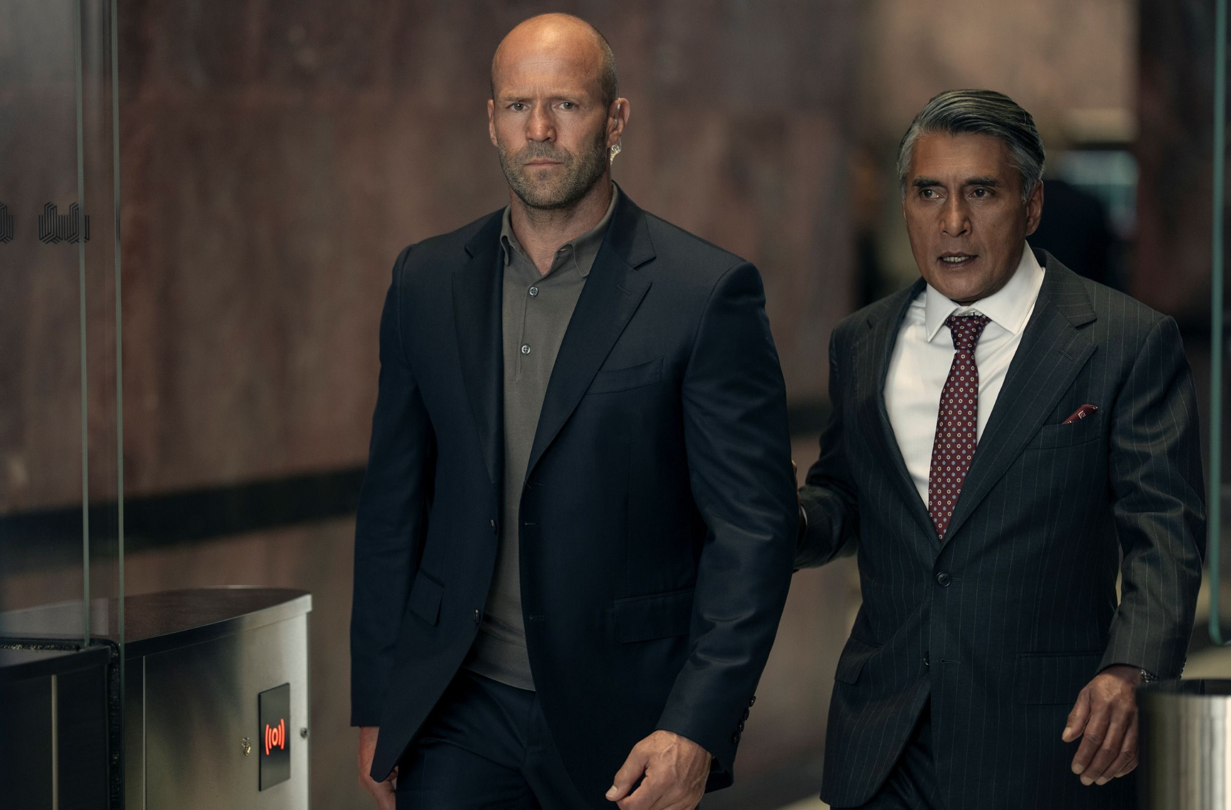 Jason Statham sebagai Cole Reed bersama Ramon Tikaram sebagai Tibu Campallo dalam Mutiny (2026). (Lionsgate Movies)