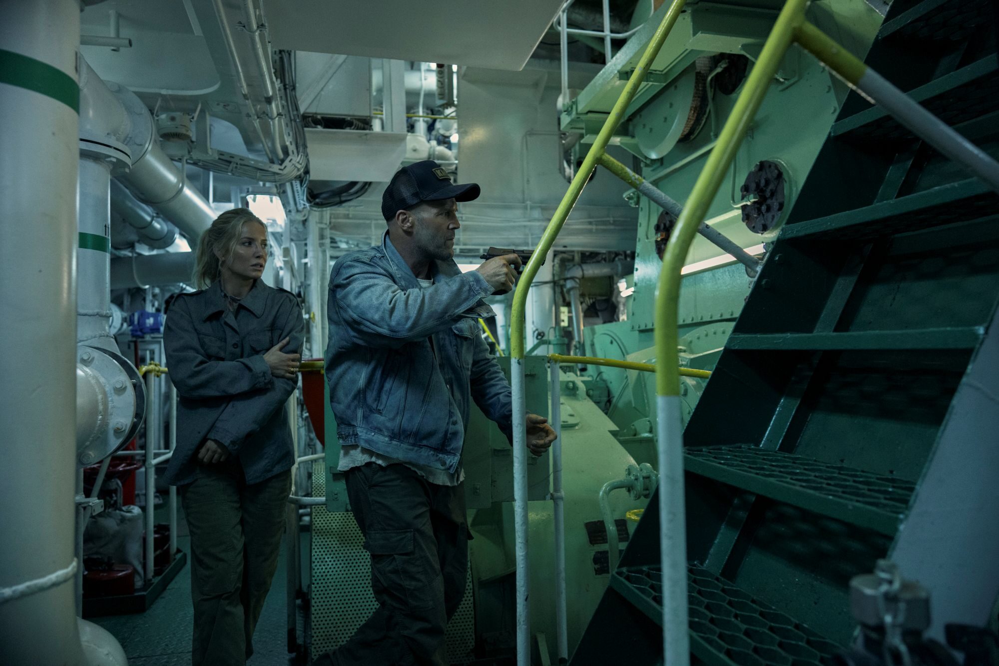 Jason Statham sebagai Cole Reed bersama Annabelle Wallis sebagai Angie Ellis dalam Mutiny (2026).(Lionsgate Movies)